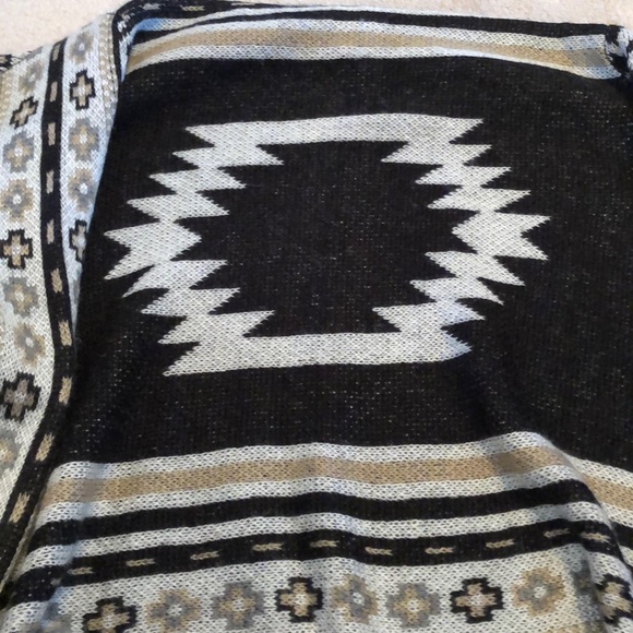 beautiful warm knitted tribal blanket cardigan - Picture 3 of 3